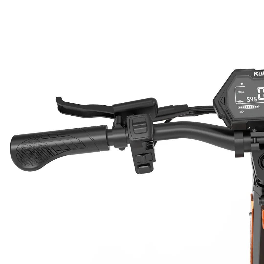 Od blizu prikazano krmilo in upravljalni elementi električnega skiroja Kukirin G3 Pro.