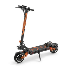 Električni skiro Kukirin G3 Pro v črni in oranžni barvi, odlikuje ga eleganten dizajn in robustna kolesa.