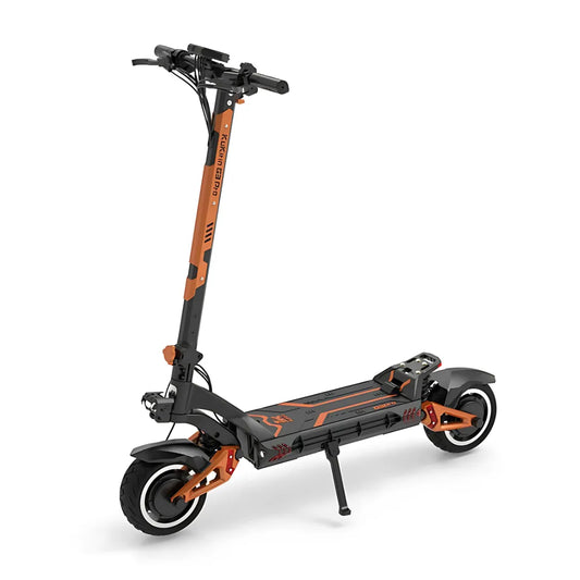Električni skiro Kukirin G3 Pro v črni in oranžni barvi, odlikuje ga eleganten dizajn in robustna kolesa.