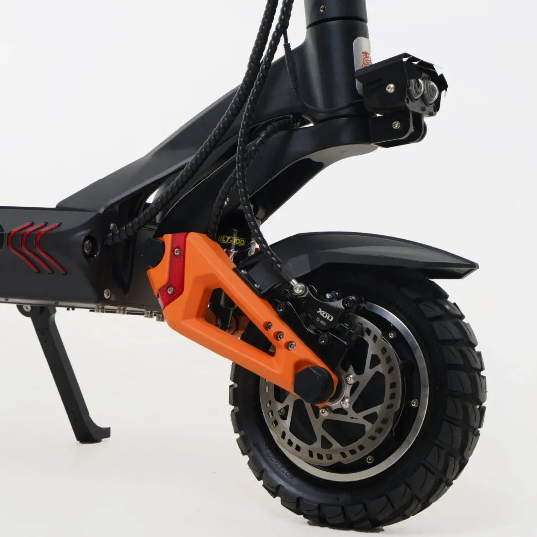 Od blizu prikazan sprednji del kolesa in sistem vzmetenja električnega skiroja Kukirin G3 Pro.