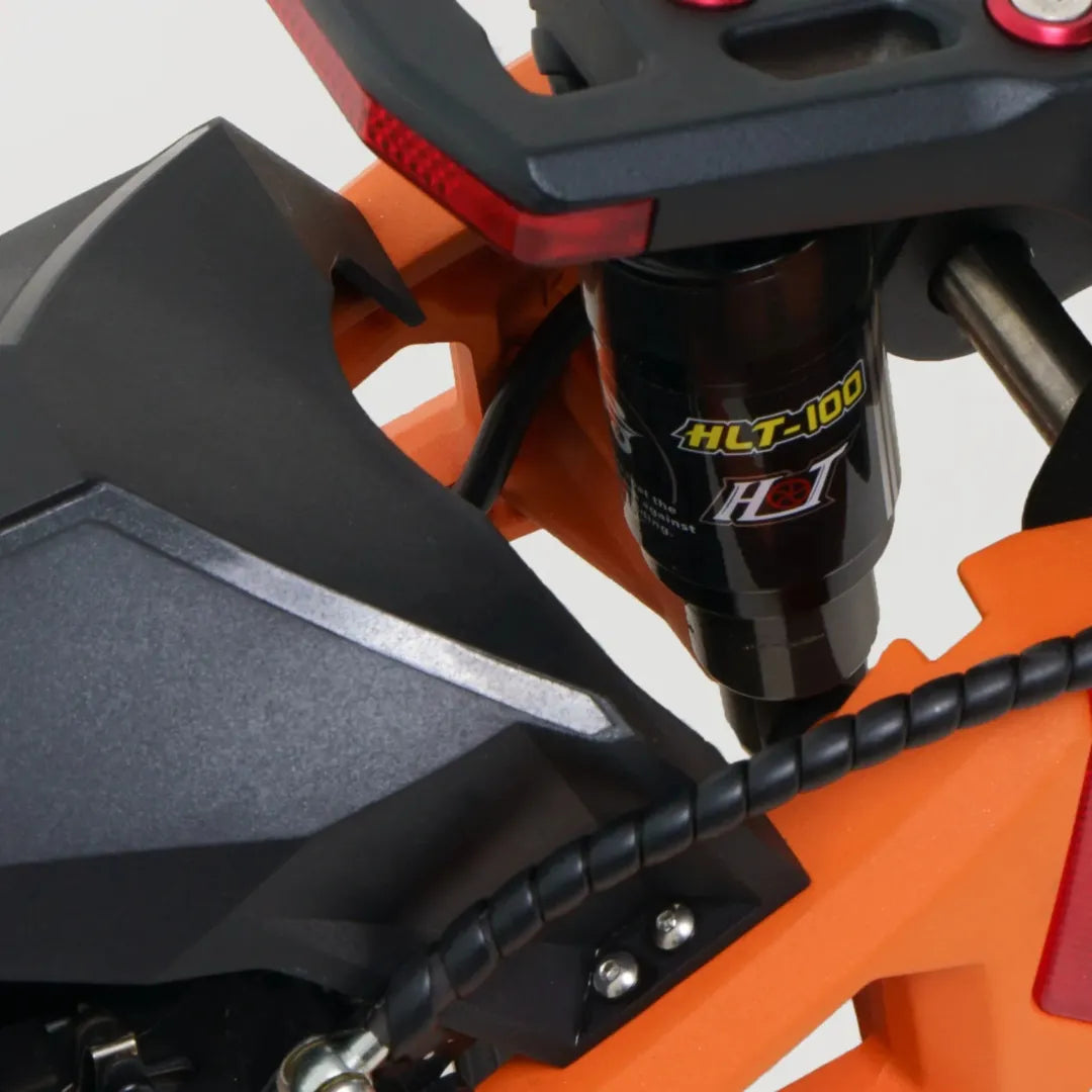 Posnetek od blizu prikazuje podrobnosti vzmetenja in okvirja električnega skiroja Kukirin G3 Pro.