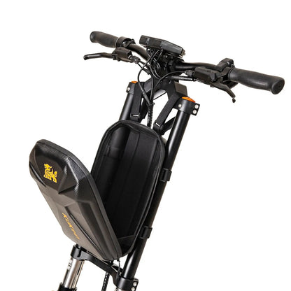 Od blizu posneto krmilo in sedež električnega skiroja Kukirin G4 Max.