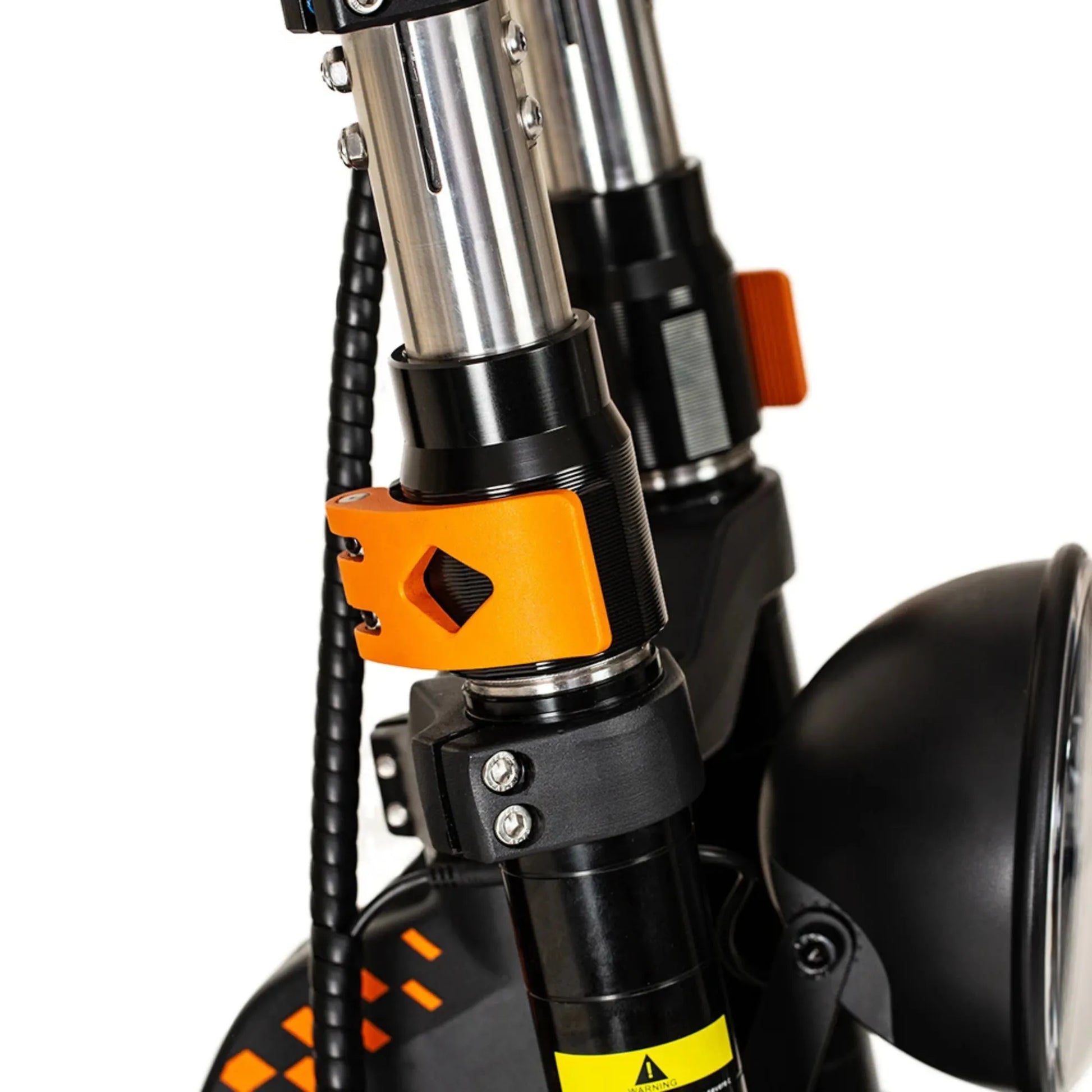 Od blizu posneto krmilo in komponente vzmetenja električnega skiroja Kukirin G4 Max.