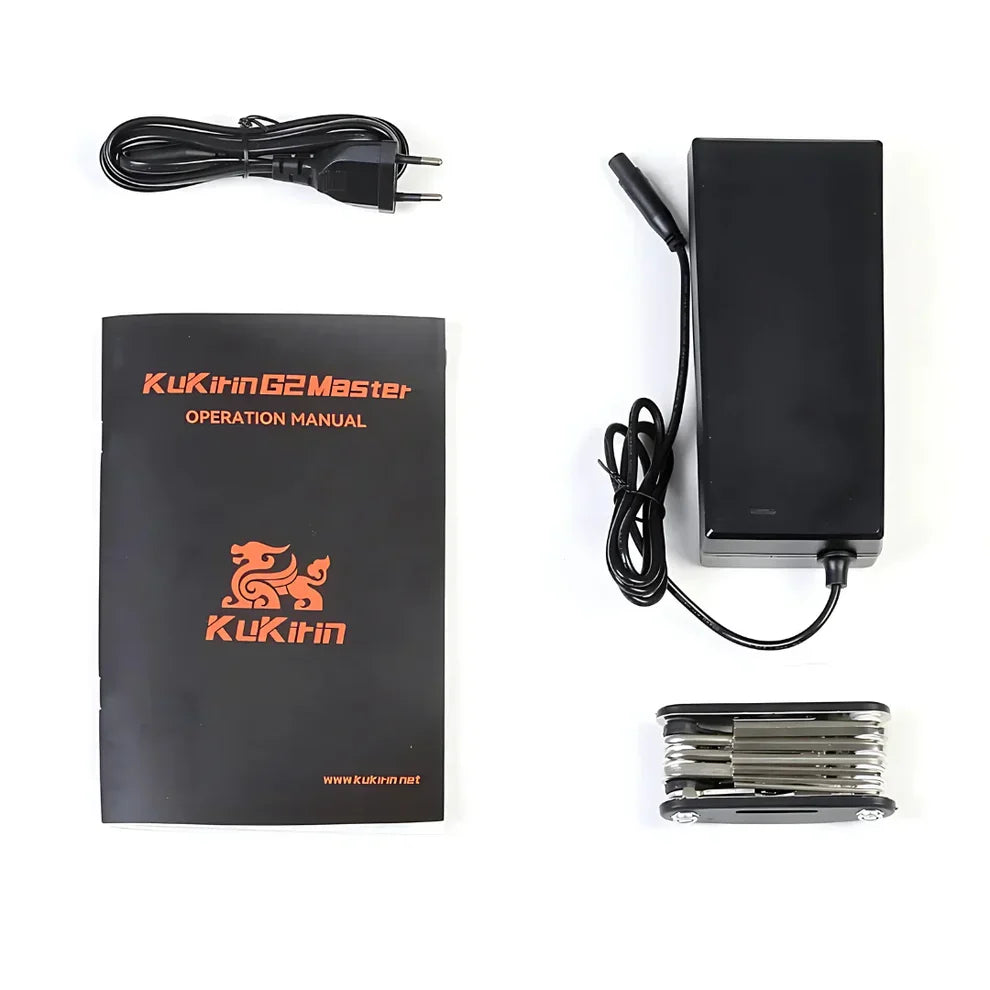 Na sliki je električni skiro znamke KuKirin, model G2 Master. Vidni so polnilec, uporabniški priročnik in večnamensko orodje. Polnilec je črne barve, priročnik pa je v črni barvi z oranžnim napisom, kar daje izdelku sodoben videz. Orodje je kompaktno in uporabno za vzdrževanje skiroja.