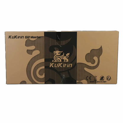 Izdelek je električni skiro, znamke Kukirin, model G2 Master. Na sliki je prikazana embalaža, ki je v rjavi barvi z značilnim logotipom Kukirin in dekorativnimi vzorci. Embalaža je dobro zasnovana in vključuje informacije o modelu ter oznake, ki kažejo na skladnost s standardi.