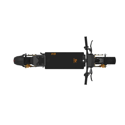 Izdelek na sliki je električni skiro, model Kukirin G4. Na sliki je prikazana zgornja stran skiroja, ki ima široko platformo za stoječe vožnje, široke pnevmatike ter krmilo z ročaji. Opremljen je s sistemom za zaviranje in dodatnimi elementi, ki zagotavljajo stabilnost in udobje med vožnjo. Zasnova je moderna in robustna, kar nakazuje na visoko kakovost in zmogljivost.