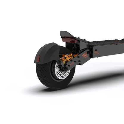 Na sliki je električni skiro znamke Kukirin, model G4. Prikazan je zadnji del skiroja, kjer so vidni široki kolesi, disk zavora in del okvirja. Kolesa so robustna, kar nakazuje na dobro stabilnost in oprijem, medtem ko je zasnova skiroja moderna in športna. Opremljen je tudi z zadnjo lučjo za večjo varnost pri vožnji.