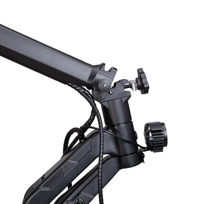 Izdelek na sliki je električni skiro, model Kukirin G2 Master. Vidna je struktura skiroja, vključno z delom krmila in mehanizmom za prilagajanje višine. Material je temno obarvan, kar daje skiroju sodoben videz. Na sliki so tudi kabli, ki so urejeni in zaščiteni, kar prispeva k estetskemu videzu in funkcionalnosti.