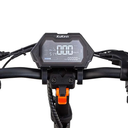 Na sliki je električni skiro znamke Kukirin, model G2 Master. Vidna je kontrolna plošča na krmilu, ki prikazuje hitrost, način vožnje in druge podatke. Plošča ima digitalni zaslon z različnimi informacijami, kar omogoča enostavno spremljanje delovanja skiroja med vožnjo.