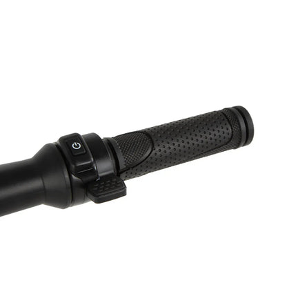 Izdelek na sliki je električni skiro znamke Kukirin, model S1 Max. Vidna je ročica za upravljanje, ki vključuje gumb za vklop in oprijem s teksturirano površino za boljši nadzor. Ročica je oblikovana za udobno vožnjo in enostavno upravljanje skiroja.