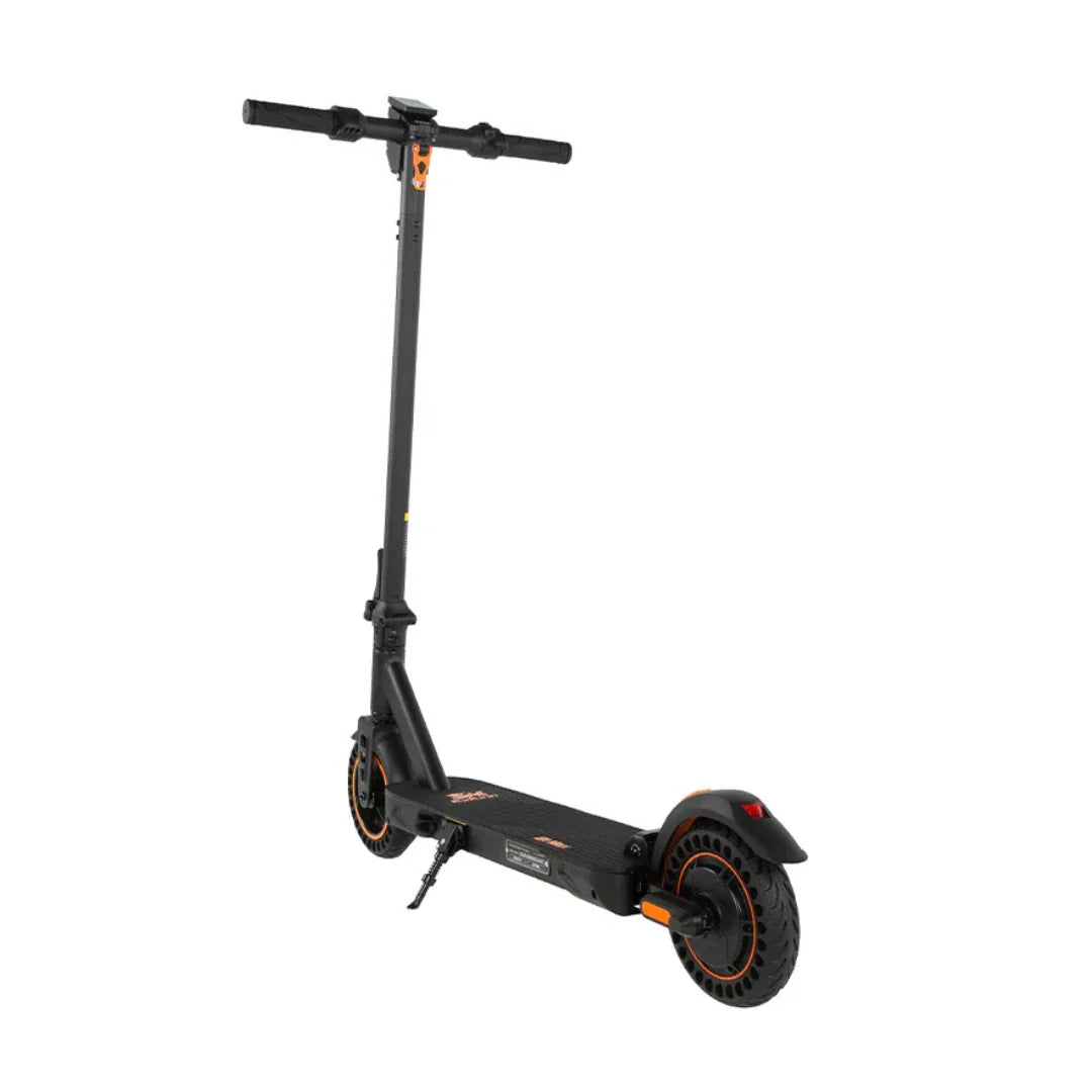 Na sliki je električni skiro znamke Kukirin, model S1 Max. Izdelek je črne barve z oranžnimi detajli. Vidni so krmili, široka platforma za stojišče ter zadnje kolo, ki ima zaščitno oblogo. Skupna zasnova skiroja je moderna in praktična, kar ga naredi primernega za mestno vožnjo.