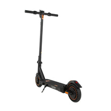 Na sliki je električni skiro znamke Kukirin, model S1 Max. Izdelek je črne barve z oranžnimi detajli. Vidni so krmili, široka platforma za stojišče ter zadnje kolo, ki ima zaščitno oblogo. Skupna zasnova skiroja je moderna in praktična, kar ga naredi primernega za mestno vožnjo.