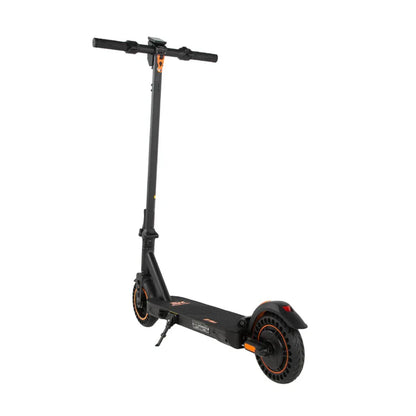 Na sliki je električni skiro znamke Kukirin, model S1 Max. Izdelek je črne barve z oranžnimi detajli. Vidni so krmili, široka platforma za stojišče ter zadnje kolo, ki ima zaščitno oblogo. Skupna zasnova skiroja je moderna in praktična, kar ga naredi primernega za mestno vožnjo.
