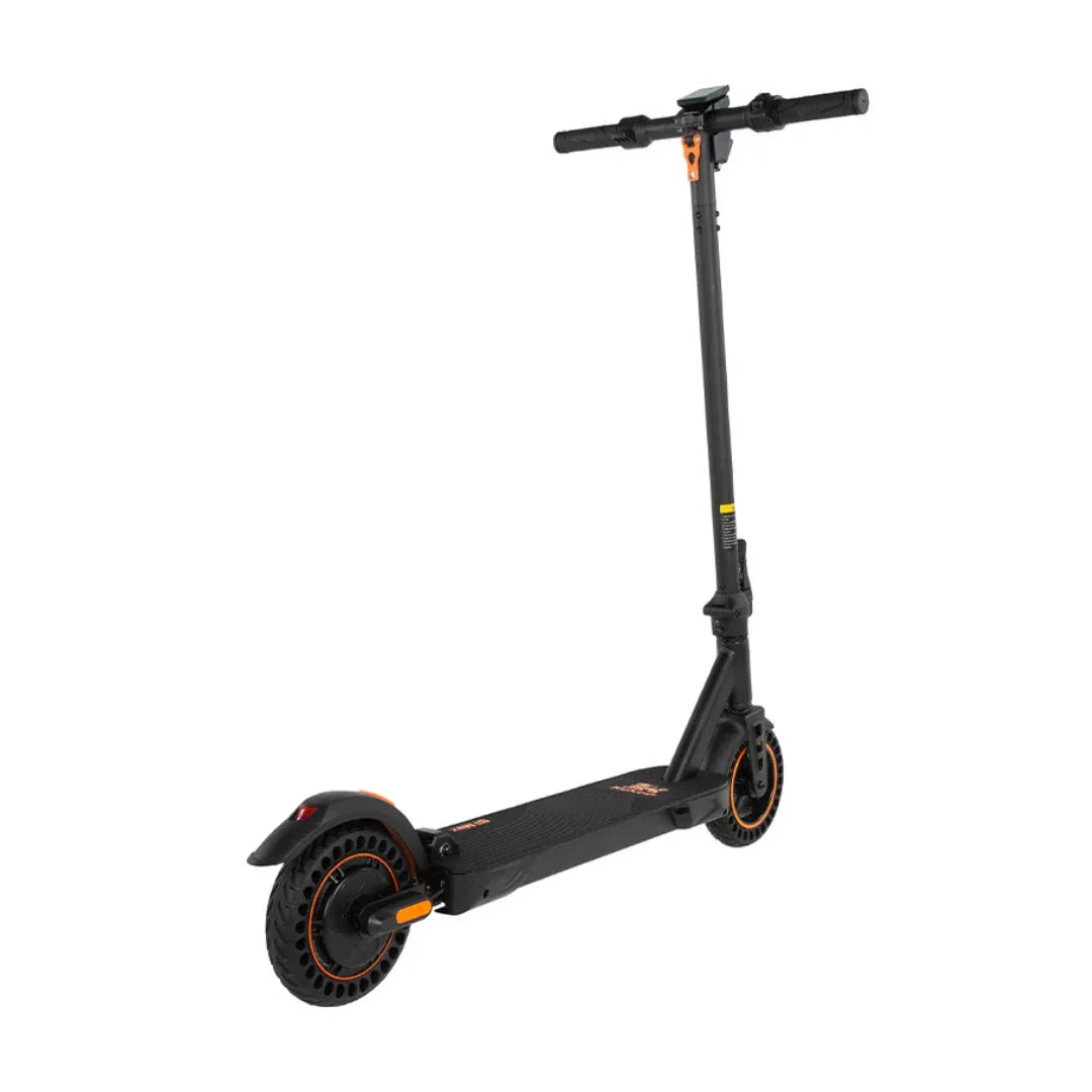 Izdelek na sliki je električni skiro, znamke Kukirin, model S1 Max. Na sliki je prikazan skiro v črni barvi s poudarki v oranžni barvi. Ima široko platformo za stojanje, krmilo z ročaji ter velike kolesa, kar omogoča udobno vožnjo.