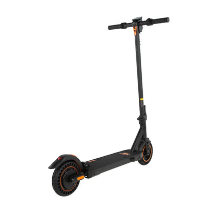 Izdelek na sliki je električni skiro, znamke Kukirin, model S1 Max. Na sliki je prikazan skiro v črni barvi s poudarki v oranžni barvi. Ima široko platformo za stojanje, krmilo z ročaji ter velike kolesa, kar omogoča udobno vožnjo.