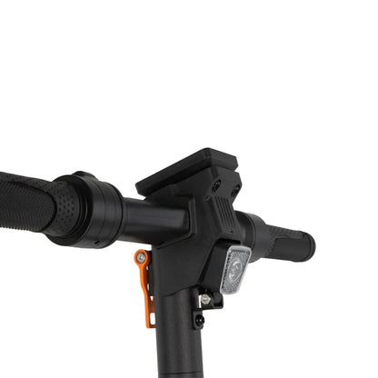 Izdelek je električni skiro, znamke Kukirin, model S1 Max. Na sliki je prikazan del krmila skiroja, ki vključuje ročaje z oprijemom in del s svetilko. Oprema je zasnovana za udobno in varno vožnjo, kar je razvidno iz detajlov na krmilu.