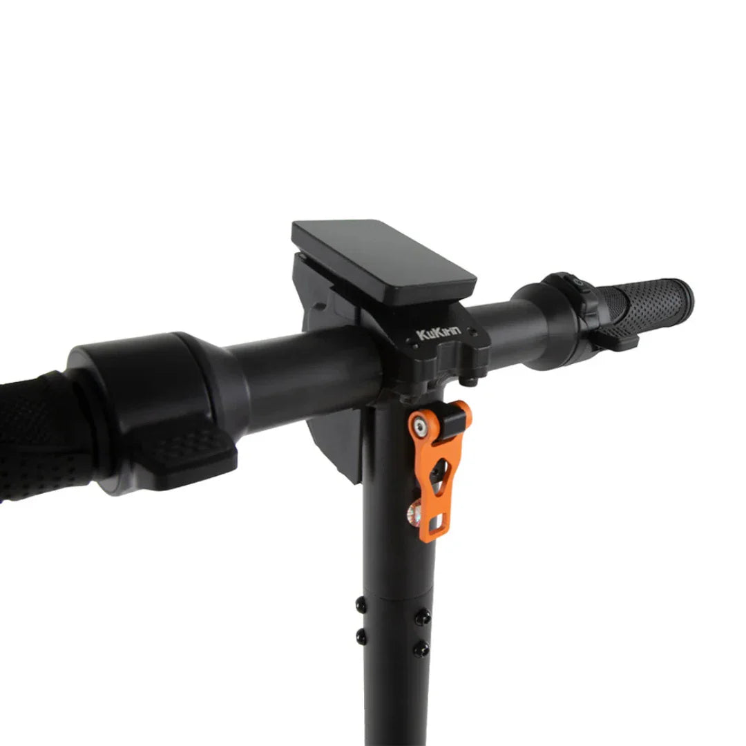 Na sliki je električni skiro, model Kukirin S1 Max. Vidni so ročaji skiroja, ki imajo gumirane površine za boljši oprijem, ter del, kjer se nahaja zaslon in gumb za upravljanje. Barvni detajl v oranžni barvi predstavlja mehanizem za zlaganje skiroja. Celotna konstrukcija je črna, kar daje skiroju eleganten videz.