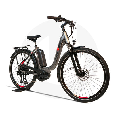 Izdelek je električno kolo znamke Malaguti, model Bolonina. Na sliki je prikazano kolo s sodobnim oblikovanjem, opremljeno z električnim motorjem in baterijo, ki je nameščena na okvirju. Ima široka kolesa, udoben sedež in ergonomsko oblikovan krmilo, kar omogoča prijetno vožnjo. Kolo je zasnovano za mestno uporabo in je primerno za različne terene.