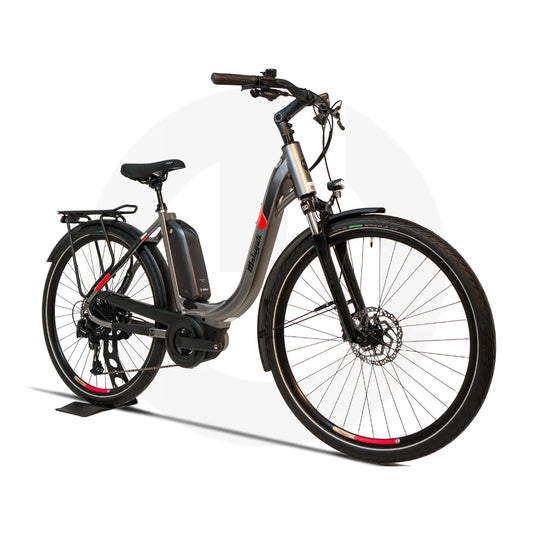 Izdelek je električno kolo znamke Malaguti, model Bolonina. Na sliki je prikazano kolo s sodobnim oblikovanjem, opremljeno z električnim motorjem in baterijo, ki je nameščena na okvirju. Ima široka kolesa, udoben sedež in ergonomsko oblikovan krmilo, kar omogoča prijetno vožnjo. Kolo je zasnovano za mestno uporabo in je primerno za različne terene.