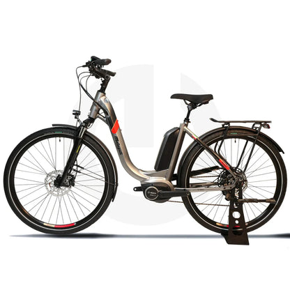 Izdelek na sliki je električno kolo znamke Malaguti, model Bolonina. Kolo ima eleganten okvir v srebrni barvi, opremljeno je z električnim motorjem Bosch in baterijo, kar omogoča enostavno vožnjo. Vidne so tudi široke gume, disk zavore ter nosilec za prtljago na zadnjem delu kolesa.