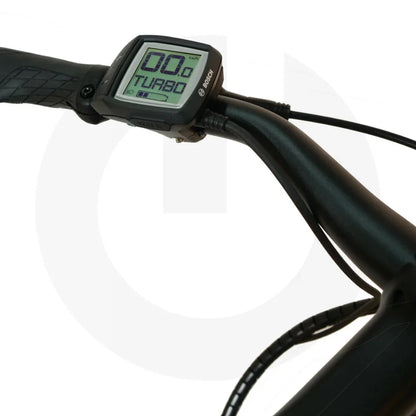 Izdelek na sliki je električno kolo znamke Malaguti, model Bolonina. Na sliki je prikazan del krmila, kjer je nameščen digitalni zaslon, ki prikazuje hitrost in način vožnje (Turbo). Zaslon je zasnovan za enostavno uporabo in omogoča spremljanje ključnih informacij med vožnjo.