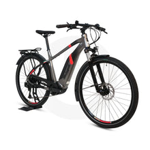 Izdelek na sliki je električno kolo, znamke Malaguti, model Carezza TR 4.0 High Step. Kolo ima moderno zasnovo, s poudarjenim okvirjem in diskastimi zavorami. Vidna sta tudi zadnji prtljažnik in široka kolesa, kar nakazuje na udobno vožnjo po različnih terenih. Barvna kombinacija vključuje sivo in rdeče detajle, kar daje kolesu športen videz.