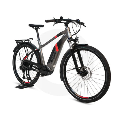 Izdelek na sliki je električno kolo, znamke Malaguti, model Carezza TR 4.0 High Step. Kolo ima moderno zasnovo, s poudarjenim okvirjem in diskastimi zavorami. Vidna sta tudi zadnji prtljažnik in široka kolesa, kar nakazuje na udobno vožnjo po različnih terenih. Barvna kombinacija vključuje sivo in rdeče detajle, kar daje kolesu športen videz.