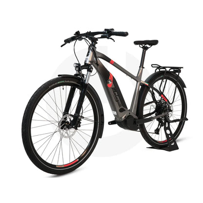 Izdelek na sliki je električno kolo znamke Malaguti, model Carezza TR 4.0 High Step. Kolo ima robustno zasnovo z močnim okvirjem, širokimi pnevmatikami ter disk zavorami, kar omogoča dobro stabilnost in nadzor pri vožnji. Vidni so tudi dodatki, kot so nosilec za prtljago in sprednje luči, kar kaže na njegovo uporabnost za mestno in rekreativno vožnjo.