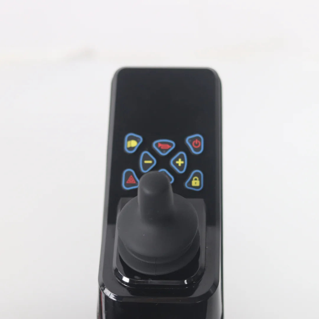 Pogled od zgoraj na nadzorno ploščo za električni mobilni voziček Mijo Md08 z joystickom in gumbi.