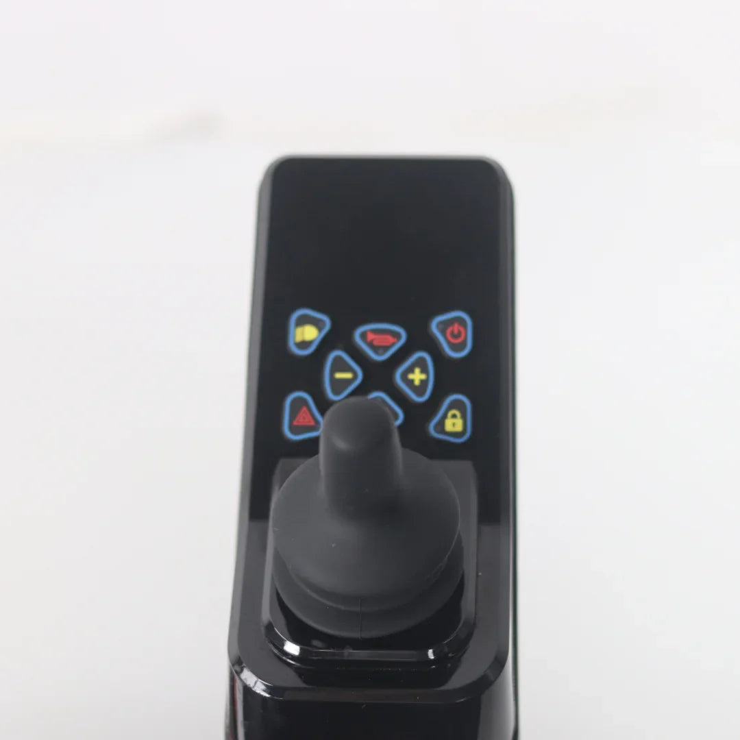 Izdelek je električni mobilni voziček, model Mijo MD08. Na sliki je prikazana kontrolna enota vozička, ki vključuje joystick za upravljanje in več gumbov, ki verjetno služijo za različne funkcije, kot so vklop, izklop in nastavljanje hitrosti. Kontrolna enota je zasnovana za enostavno uporabo, kar omogoča udobno upravljanje vozička.