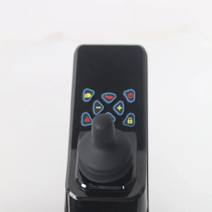 Izdelek je električni mobilni voziček, model Mijo MD08. Na sliki je prikazana kontrolna enota vozička, ki vključuje joystick za upravljanje in več gumbov, ki verjetno služijo za različne funkcije, kot so vklop, izklop in nastavljanje hitrosti. Kontrolna enota je zasnovana za enostavno uporabo, kar omogoča udobno upravljanje vozička.