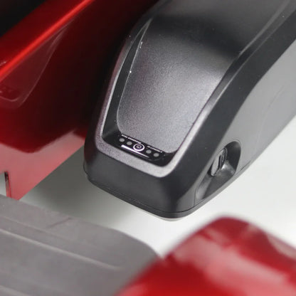 Izdelek je električni mobilni voziček, model Mijo MD08. Na sliki je vidna baterija vozička, ki ima indikator napolnjenosti. Barva vozička je rdeča, kar daje sodoben in privlačen videz.