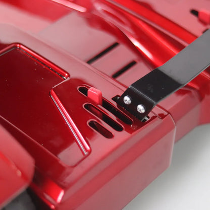 Izdelek je električni mobilni voziček, model Mijo MD08. Na sliki je prikazan del vozička v rdeči barvi, kjer so vidni detajli, kot so zračni reži in mehanizem za pritrditev. Površina je sijoča in gladka, kar daje izdelku sodoben videz.