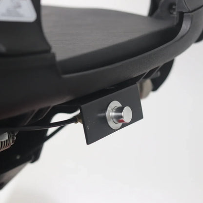 Izdelek je električni mobilni voziček, model Mijo MD08. Na sliki je prikazan del vozička, kjer je vidna podpora za sedež in gumb, verjetno za upravljanje ali aktivacijo funkcij vozička. Celotna konstrukcija je zasnovana za udobno in enostavno uporabo.