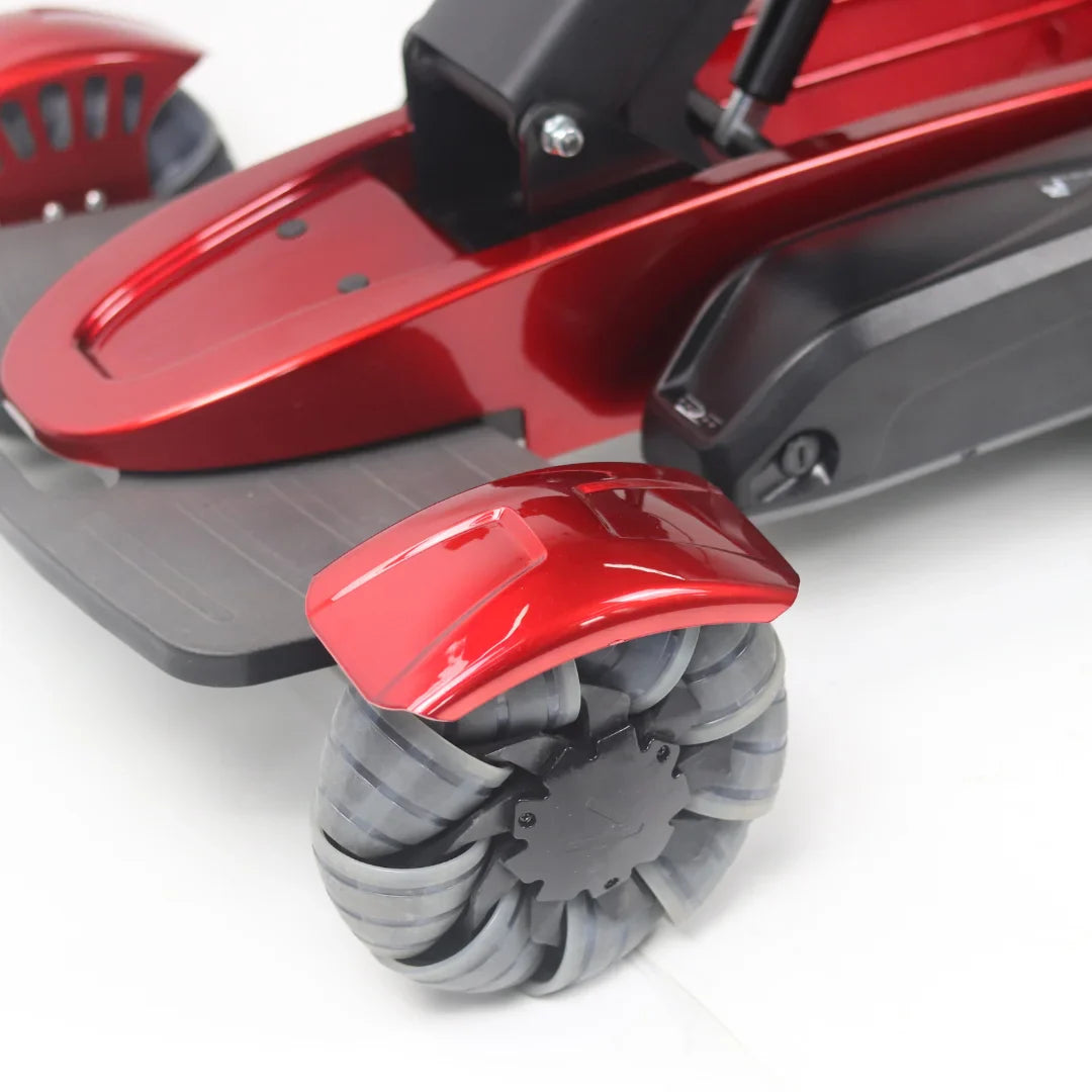 Izdelek na sliki je električni mobilni voziček, model Mijo MD08. Na sliki so vidni detajli vozička, vključno s svetlo rdečo karoserijo in posebnimi kolesi, ki so zasnovana za boljšo stabilnost in udobje pri vožnji. Voziček je primeren za premikanje po različnih površinah.