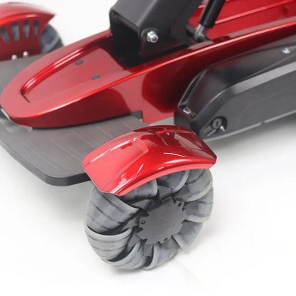 Izdelek na sliki je električni mobilni voziček, model Mijo MD08. Na sliki so vidni detajli vozička, vključno s svetlo rdečo karoserijo in posebnimi kolesi, ki so zasnovana za boljšo stabilnost in udobje pri vožnji. Voziček je primeren za premikanje po različnih površinah.