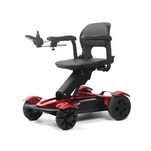 Izdelek je električni mobilni voziček, model Mijo MD08. Na sliki je prikazan voziček v rdeči barvi, ki ima udoben sedež in naslonjala za roke. Opremljen je z upravljalnikom, kar omogoča enostavno manevriranje. Kolesa so široka in stabilna, kar prispeva k varni vožnji.