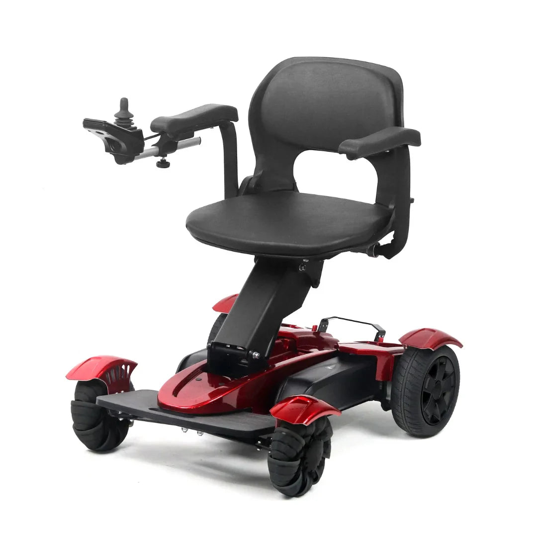 Izdelek je električni mobilni voziček, model Mijo MD08. Na sliki je prikazan voziček v rdeči barvi, opremljen s širokim sedežem in naslonjali za roke. Ima štiri kolesa, kar omogoča stabilno vožnjo, ter krmiljenje s pomočjo ročice. Oblika vozička je kompaktna, kar olajša manevriranje v manjših prostorih.