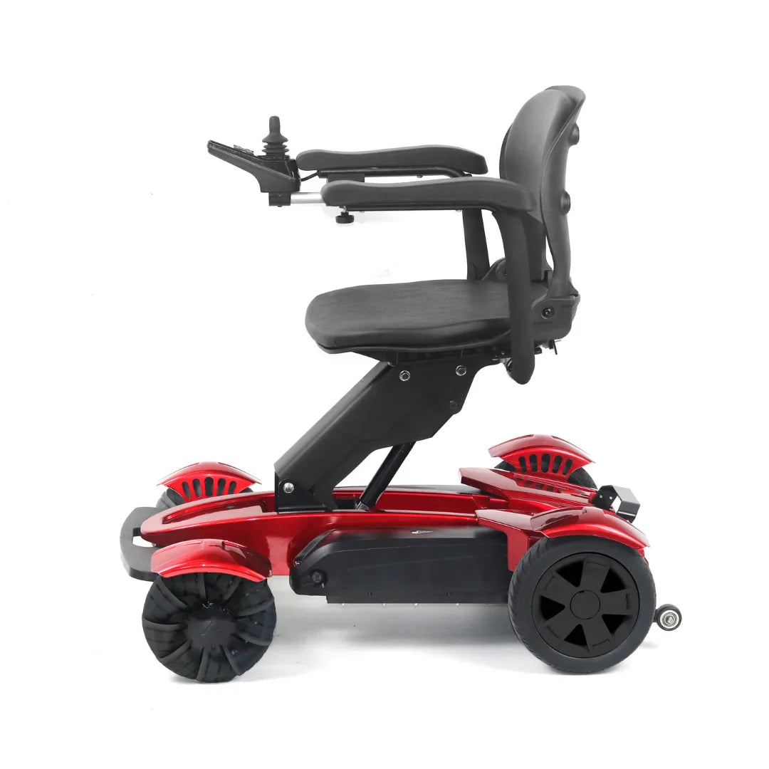 Izdelek je električni mobilni voziček, model Mijo MD08. Na sliki je videti voziček v rdeči barvi, ki ima udobno sedežno površino in naslone za roke. Opremljen je z upravljalno palico, ki omogoča enostavno manevriranje, ter širokimi kolesi za stabilnost.