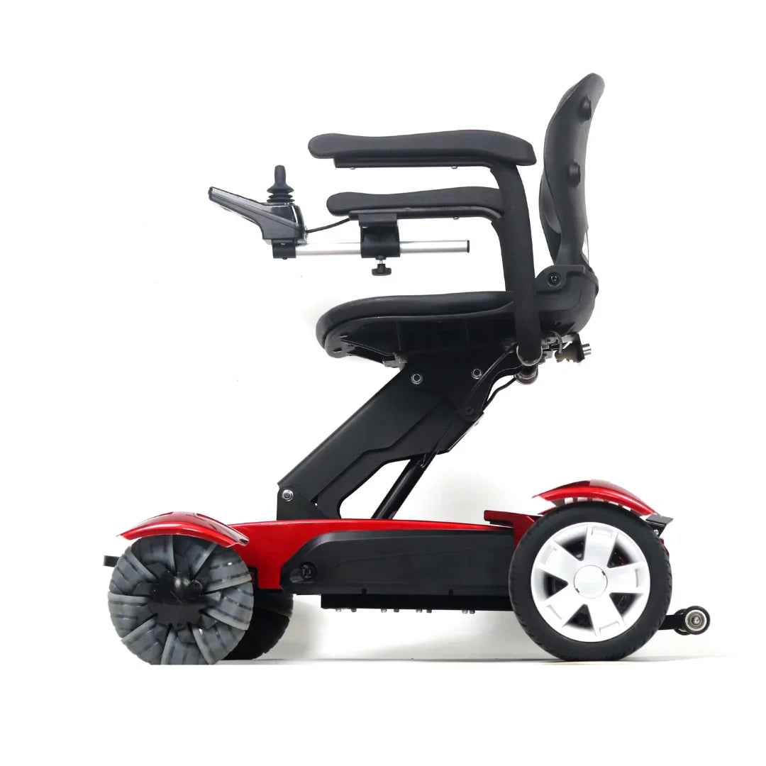 Izdelek je električni mobilni voziček, model Mijo MD08. Na sliki je prikazan voziček v stranskem pogledu, ki ima ergonomsko oblikovano sedežno površino in naslonjala za roke. Kolesa so zasnovana za udobno vožnjo, medtem ko je okvir izdelan iz trpežnih materialov. Voziček je v rdeči barvi, kar mu daje sodoben videz.