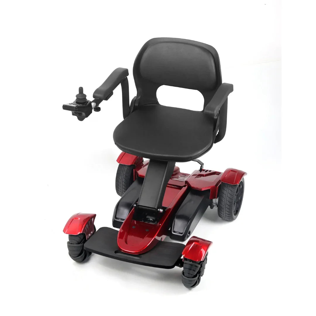 Izdelek na sliki je električni mobilni voziček, model Mijo MD08. Ima udoben sedež in ročaj za upravljanje, kar omogoča enostavno manevriranje. Voziček je zasnovan v rdeči barvi in je primeren za pomoč pri premikanju oseb z omejeno mobilnostjo.