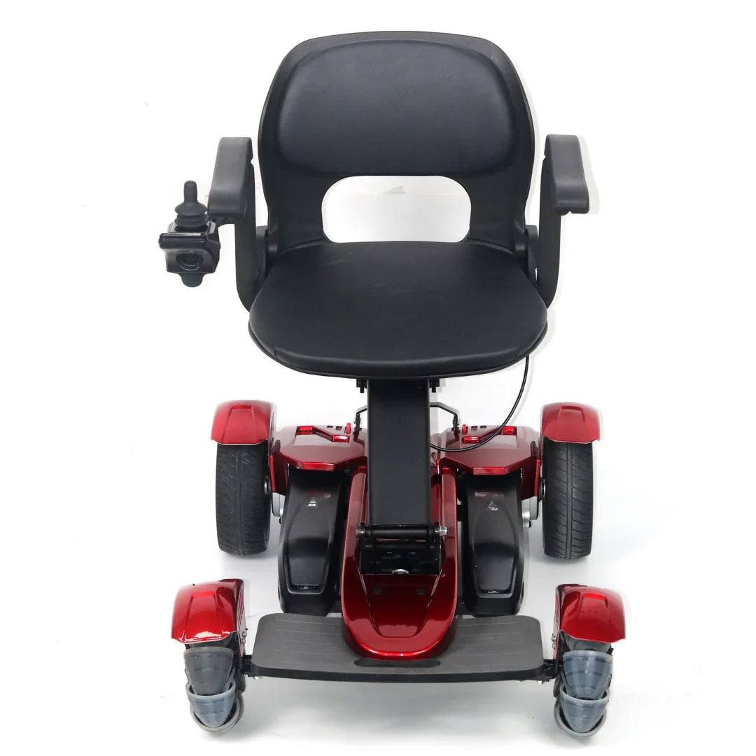 Izdelek je električni mobilni voziček, model Mijo MD08. Na sliki je vidna sprednja stran vozička, ki ima široko črno sedežno površino ter naslonjalo. Voziček je v rdeči barvi in ima štiri kolesa, kar omogoča stabilno vožnjo. Vidna je tudi ročica za upravljanje, ki je nameščena na levi strani.