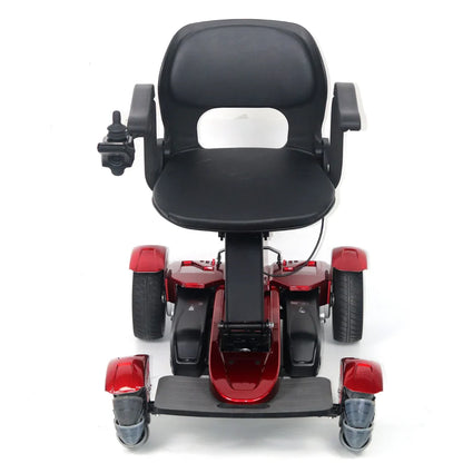 Izdelek je električni mobilni voziček, model Mijo MD08. Na sliki je vidna sprednja stran vozička, ki ima široko črno sedežno površino ter naslonjalo. Voziček je v rdeči barvi in ima štiri kolesa, kar omogoča stabilno vožnjo. Vidna je tudi ročica za upravljanje, ki je nameščena na levi strani.