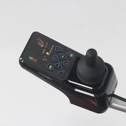 Izdelek je električni mobilni voziček, model Mijo MD08. Na sliki je prikazan nadzorni panel, ki vključuje joystick za upravljanje, različne gumbe za nastavitve in prikazovalnik hitrosti ter nivoja baterije. Panel je zasnovan za enostavno upravljanje vozička, kar omogoča uporabnikom udobno in varno vožnjo.