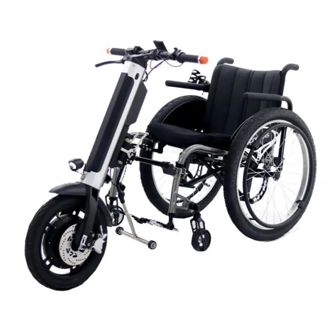 Električni priklop za invalidski voziček Mijo Mt03 ima elegantno obliko z invalidskim vozičkom in sprednjim kolesom za mobilnost.