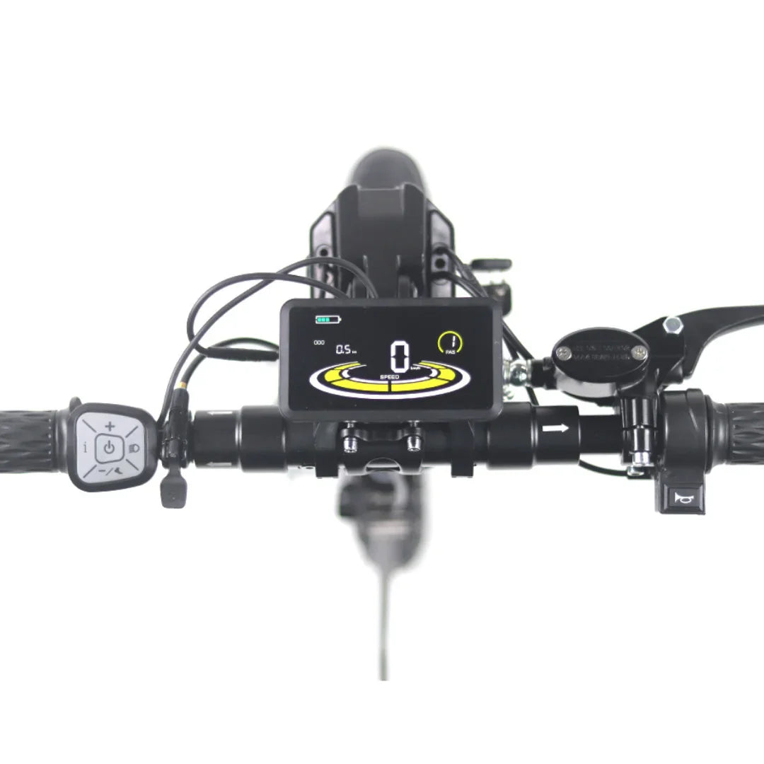 Izdelek je električni skiro, model Mijo MT03. Na sliki je prikazan nadzorni panel, ki vključuje digitalni zaslon za prikaz hitrosti in drugih informacij. Vidni so tudi ročaji in kontrolni gumbi, ki omogočajo upravljanje skiroja. Zaslon prikazuje hitrost in stanje baterije, kar uporabniku omogoča enostavno spremljanje delovanja.