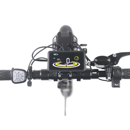 Izdelek je električni skiro, model Mijo MT03. Na sliki je prikazan nadzorni panel, ki vključuje digitalni zaslon za prikaz hitrosti in drugih informacij. Vidni so tudi ročaji in kontrolni gumbi, ki omogočajo upravljanje skiroja. Zaslon prikazuje hitrost in stanje baterije, kar uporabniku omogoča enostavno spremljanje delovanja.