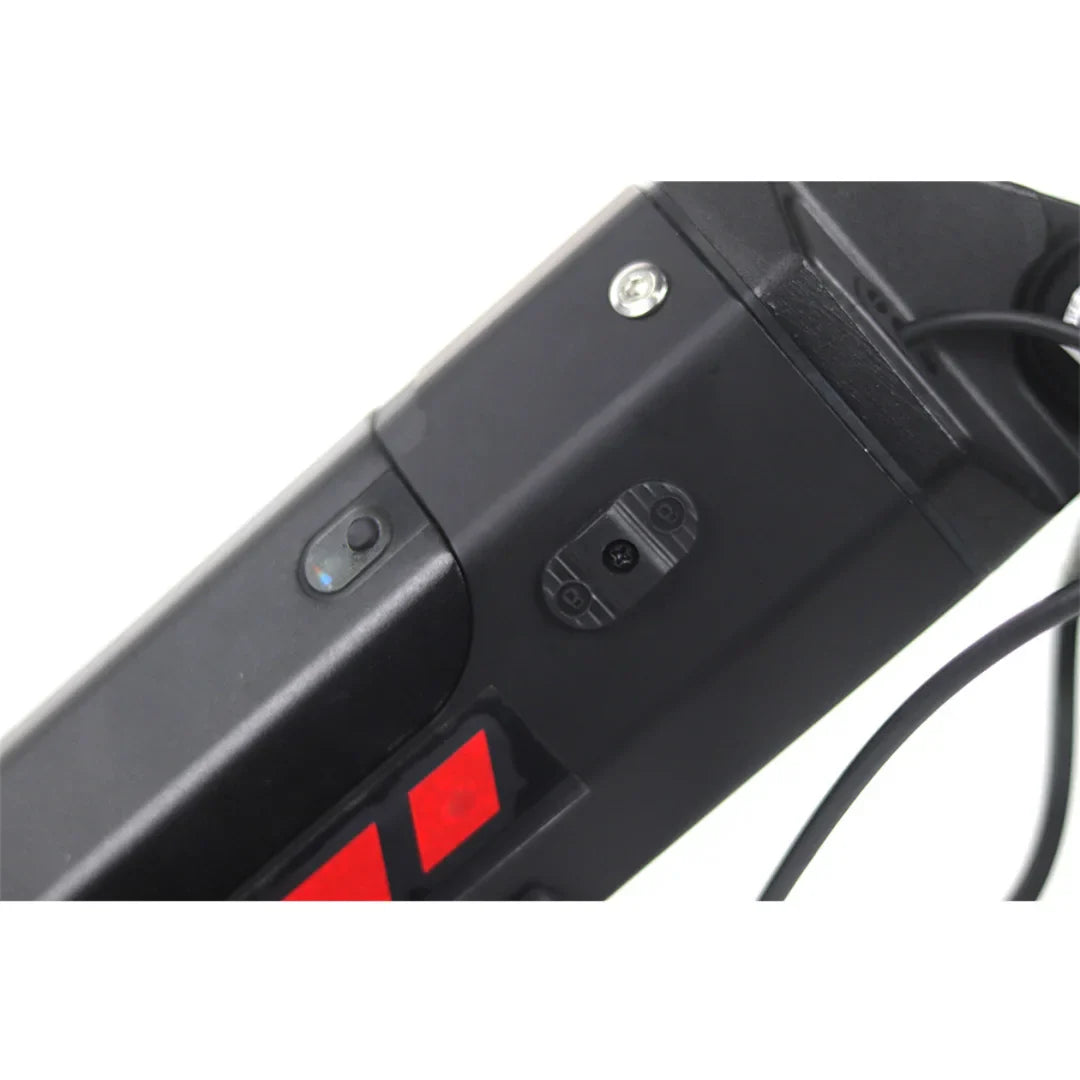 Izdelek je električni priklop, specifično za model Mijo MT03. Na sliki je vidna črna enota, ki vsebuje stikalo in indikatorsko lučko. Priklop je zasnovan za povezavo z električnim skirojem ali podobnim vozilom, kar omogoča njegovo delovanje. Na enoti so tudi vidni gumbi za upravljanje.