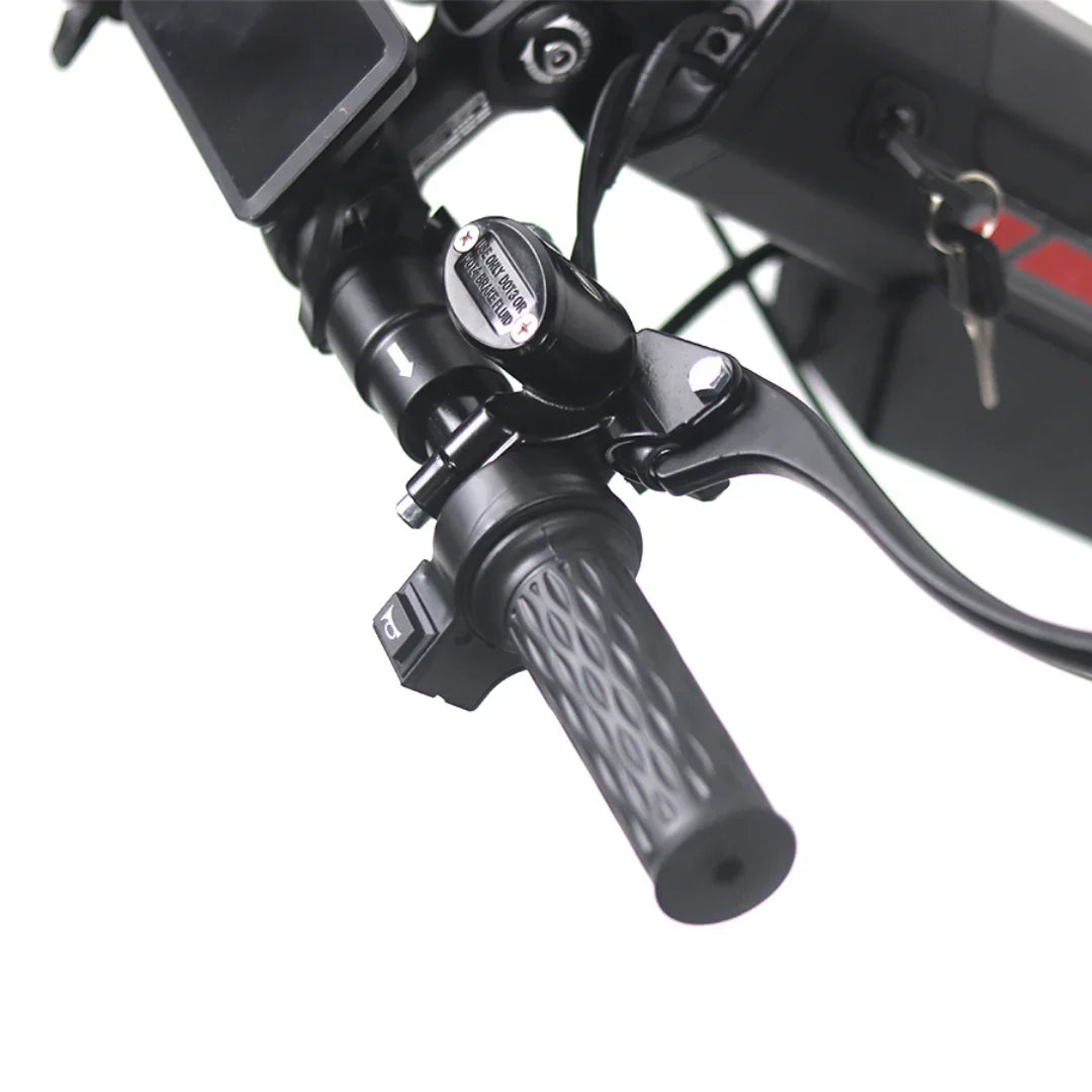 Izdelek je električni skiro, model Mijo MT03. Na sliki je prikazan del krmila, kjer so vidni ročaj, zavorna ročica ter električni gumb za vklop. Oprema je v črni barvi, kar daje modern izgled, in vključuje tudi ključavnico za večjo varnost.