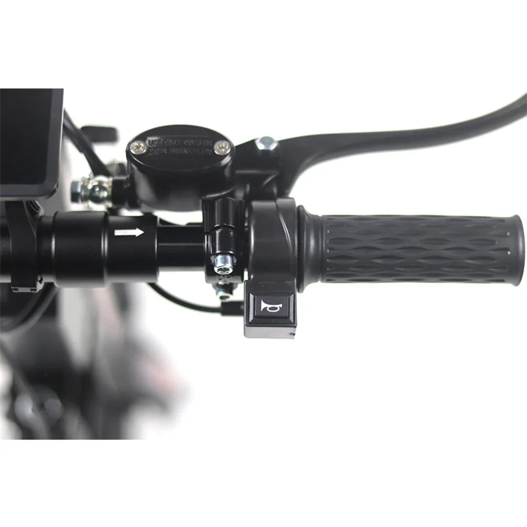 Izdelek na sliki je električni skiro, model Mijo MT03. Na sliki so vidni ročaji krmila, gumb za vklop in del sistema za zaviranje. Ročaji so oblikovani za udoben oprijem, kar omogoča enostavno upravljanje skiroja.